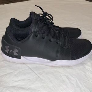 Under Armour Men’s 12.5 Black Sneakers.